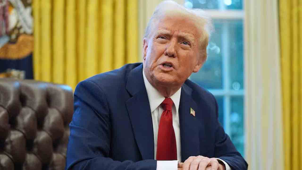Donald Trump | నన్ను ఈదుకుంటూ వెళ్లమంటారా..?.. జర్నలిస్ట్‌పై ట్రంప్‌ వ్యంగ్యాస్త్రాలు