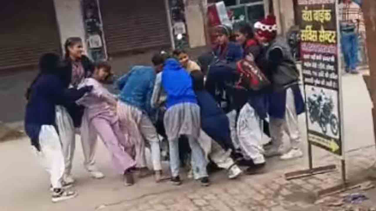 School Girls | ఒక్కడినే ప్రేమించిన ఇద్దరు అమ్మాయిలు.. విషయం తెలిసి ఏం చేశారంటే?