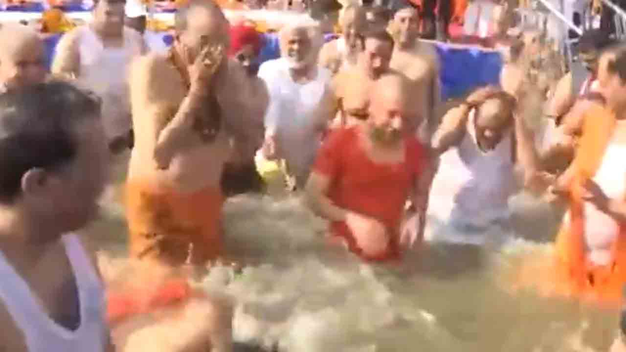 Maha kumbh | మహాకుంభమేళాకు యూపీ సీఎం.. మంత్రులతో కలిసి త్రివేణీ సంగమంలో పుణ్యస్నానాలు
