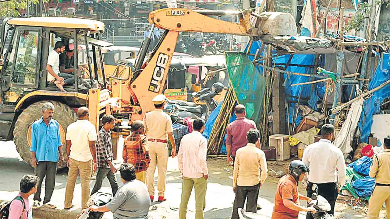 Shankar Mutt | రోడ్డున పడేశారు.. 80 ఏండ్లనాటి కూరగాయల మార్కెట్‌ను జేసీబీలతో లేపేశారు..