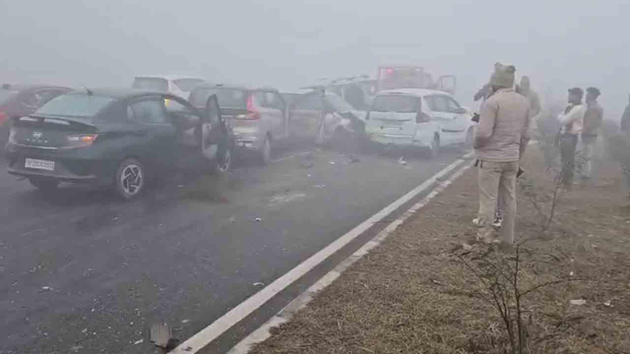 Vehicles Collide | ఉత్తరాదిన దట్టమైన పొగమంచు.. ఆరు వాహనాలు ఢీ..VIDEO