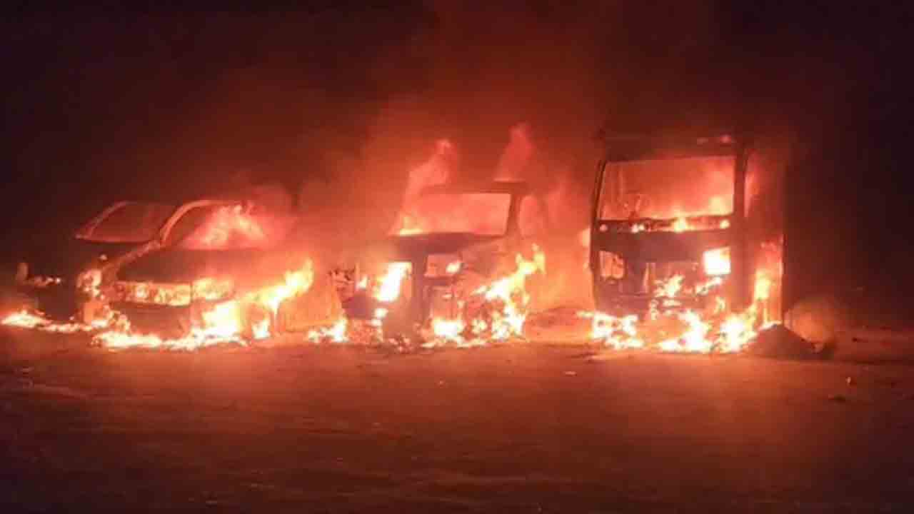 Vehicles Torched | కారు హారన్‌ మోగించడంపై ఘర్షణ.. పలు షాపులు, వాహనాలకు నిప్పు