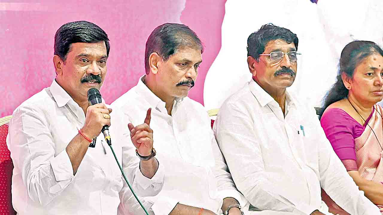 పగలు కాంగ్రెస్‌, రాత్రి బీజేపీ