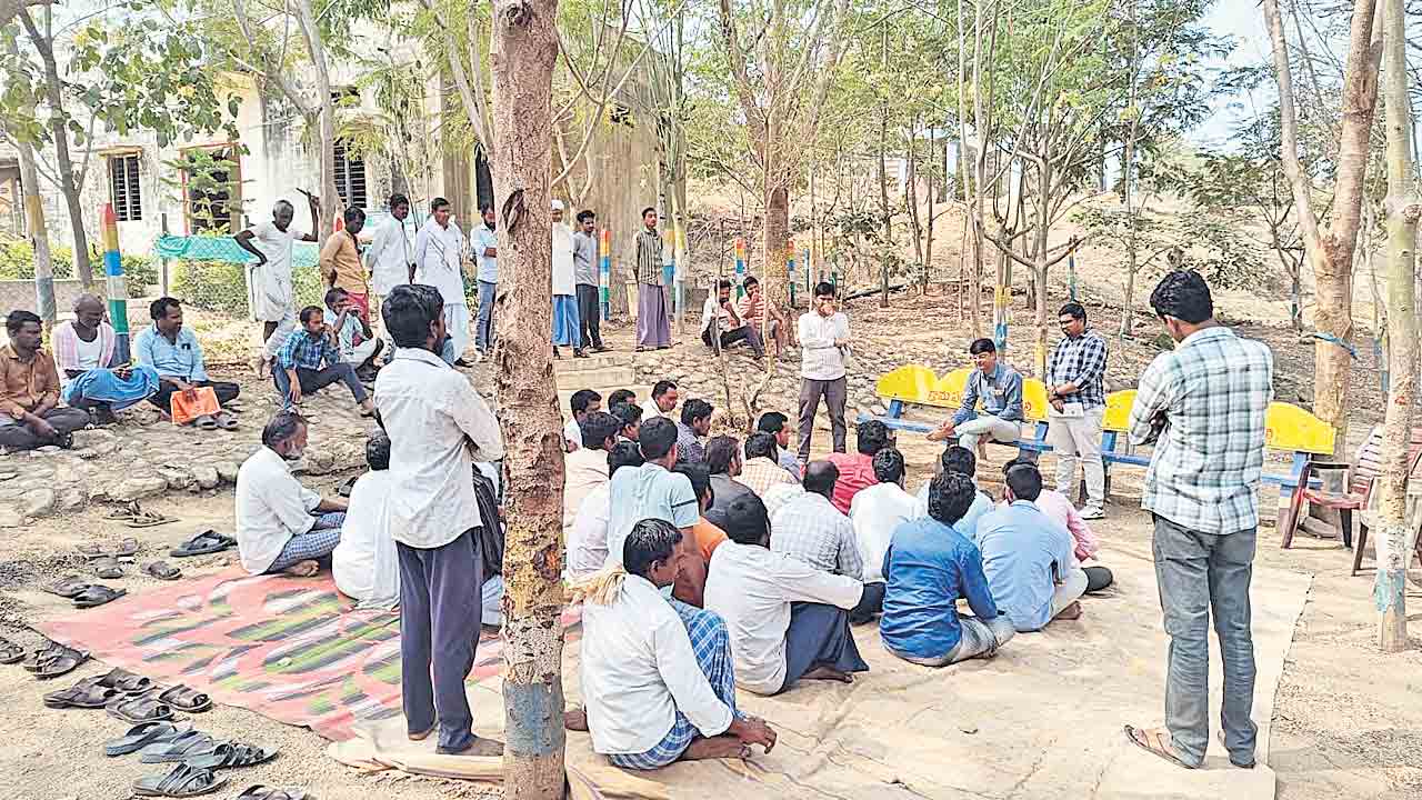 రేషన్‌కార్డు సర్వే అడ్డగింత