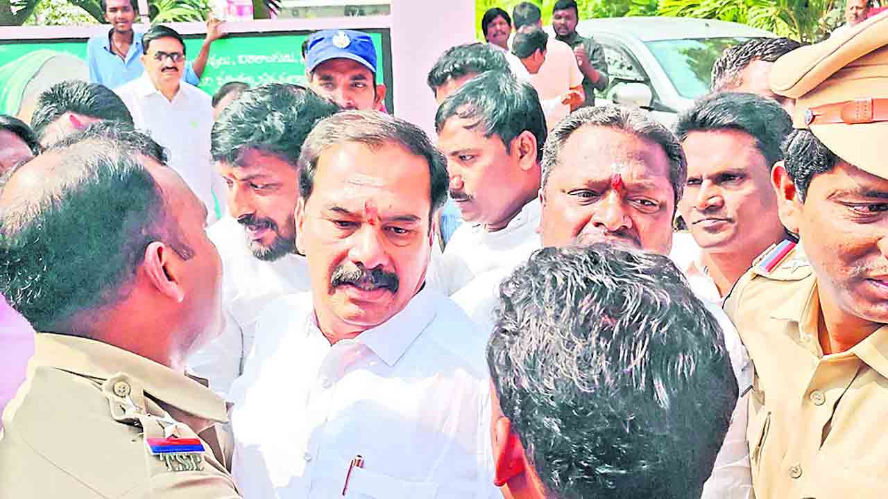 నిర్బంధాల నడుమ నిరసన