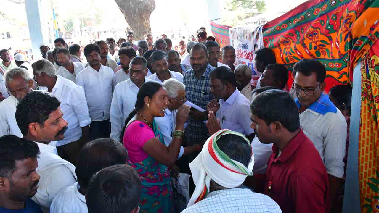 పెద్దగూడెంలో రచ్చరచ్చ