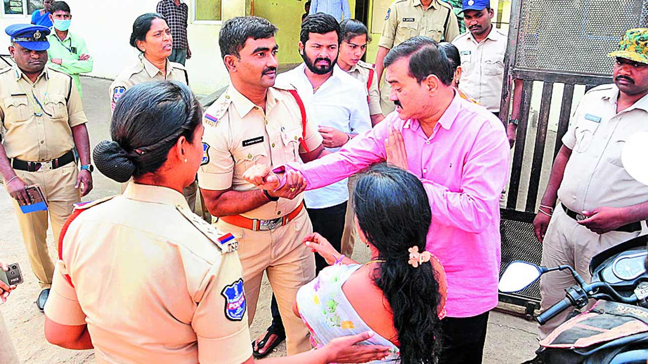 కాంగ్రెస్‌లో చేరనన్నందుకు కక్ష