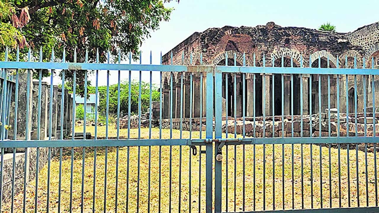 చారిత్రక ఖిల్లా.. నిర్లక్ష్యం నిలువెల్లా