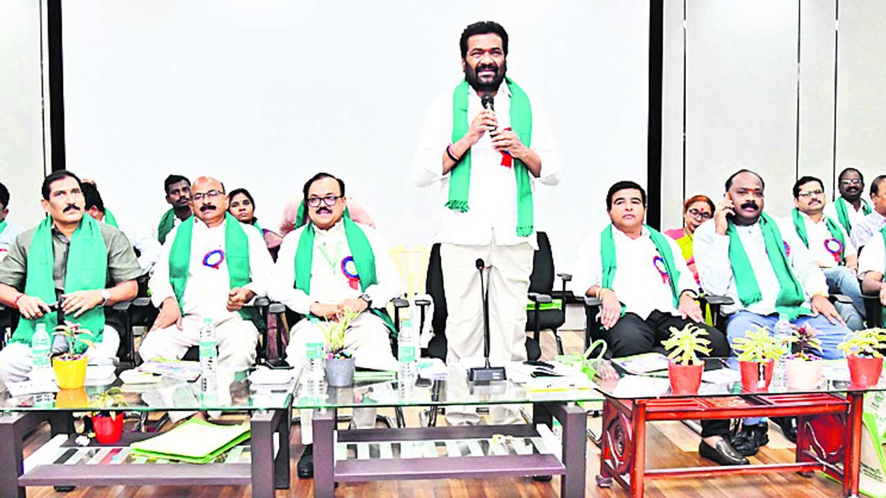 అవినీతి పేరుతో కక్ష సాధిస్తున్న డీసీవోలు