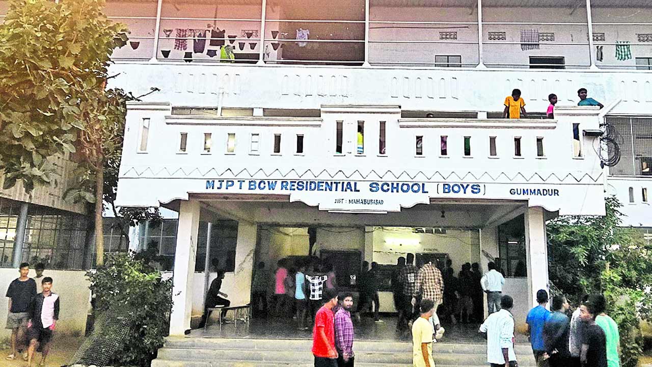 సెల్‌ఫోన్‌ కోసం విద్యార్థుల ఘర్షణ