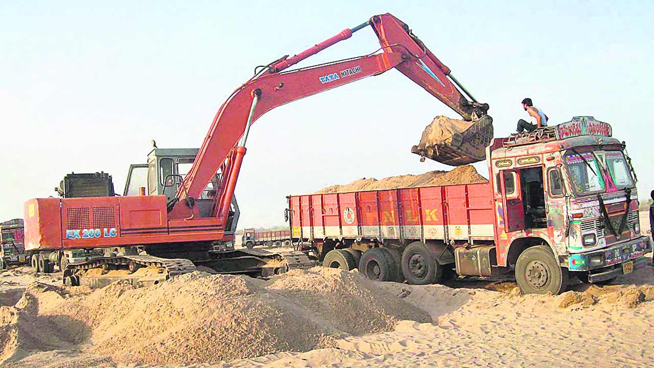 ఇసుక క్వారీలు హస్తగతం