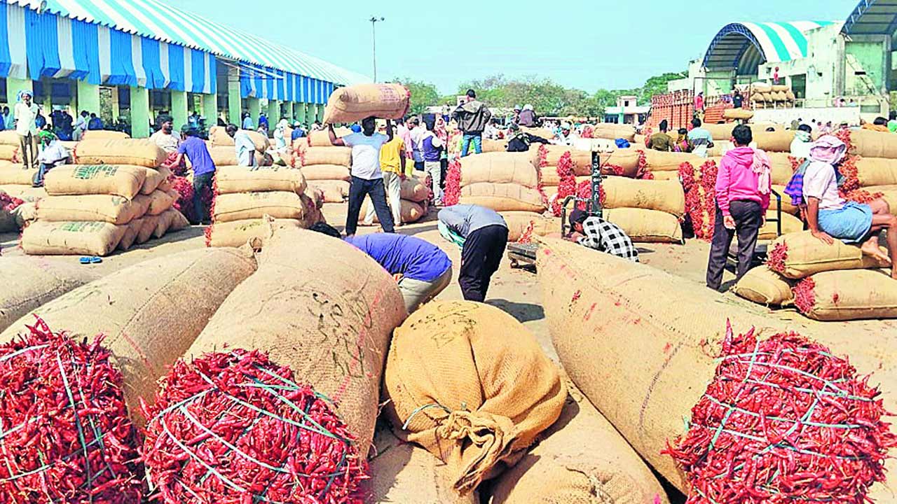 మిర్చితో మార్కెట్‌ కళకళ