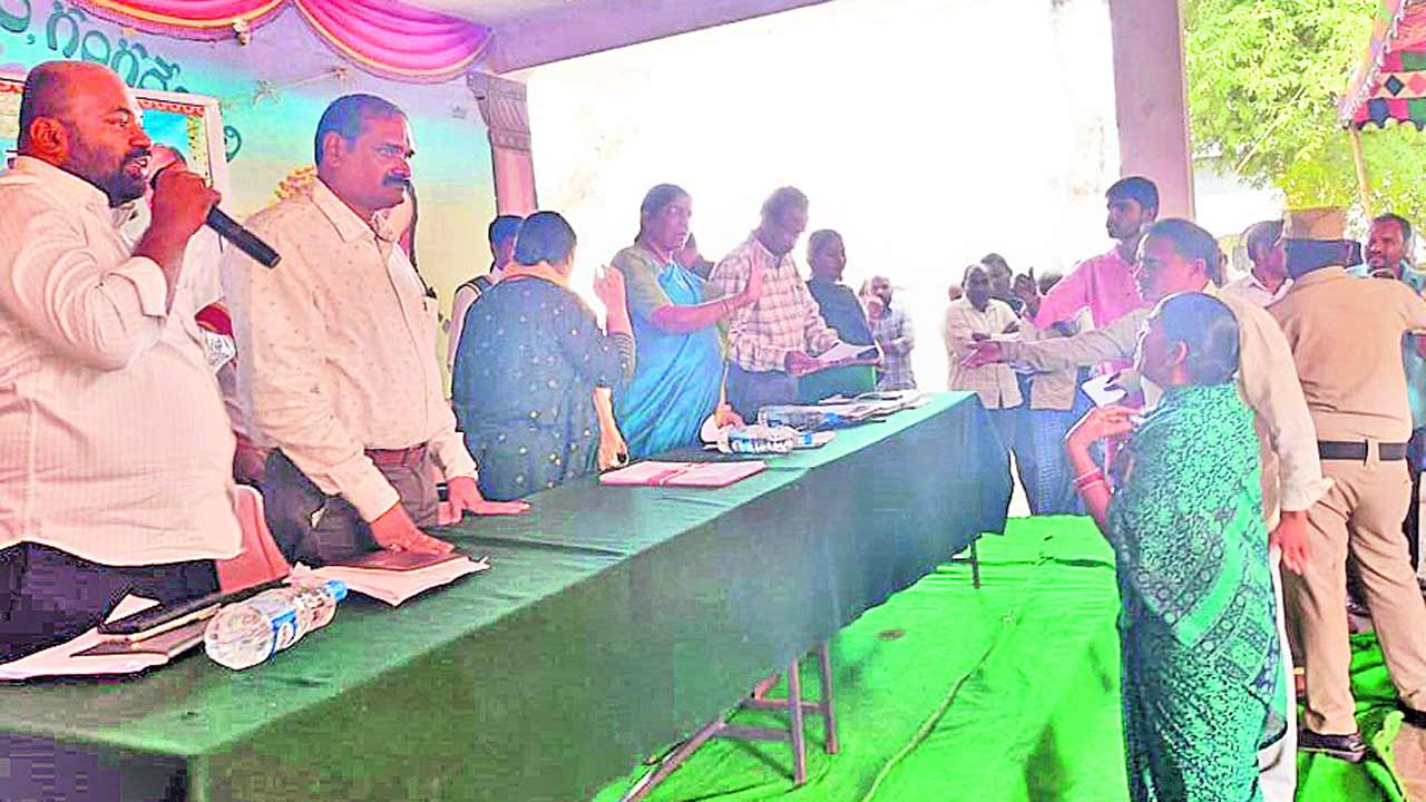 మా పేర్లు ఎందుకు రాలే?