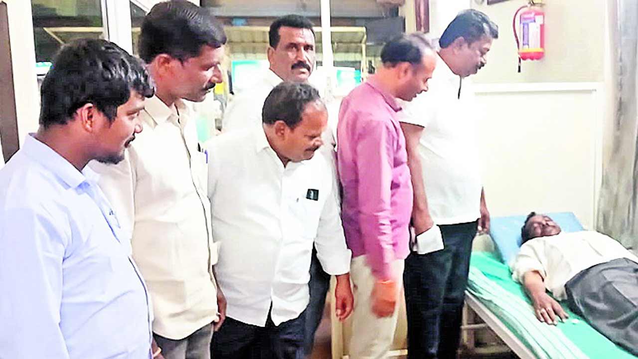 మాజీ కౌన్సిలర్‌ దంపతులపై కాంగ్రెస్‌ నేత దాడి