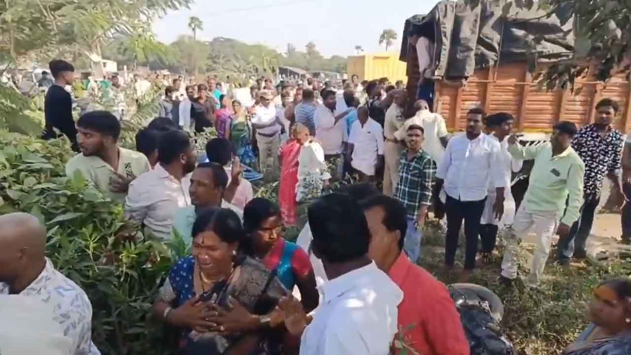 Road accident | యాదగిరిగుట్ట వెళ్లొస్తుండగా రోడ్డు ప్రమాదం.. పలువురికి గాయాలు