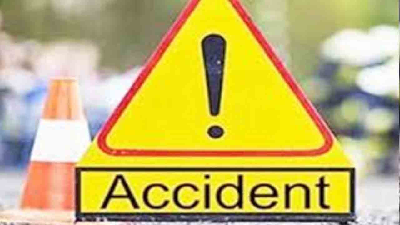 రోడ్డు ప్రమాదంలో తల్లీకూతుళ్ల మృతి