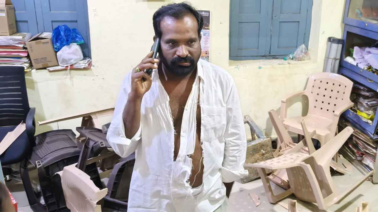 Achampeta | అచ్చంపేట వ్యవసాయ మార్కెట్ కార్యాలయాన్ని ముట్టడించిన రైతులు.. ఫర్నీచర్ ధ్వంసం