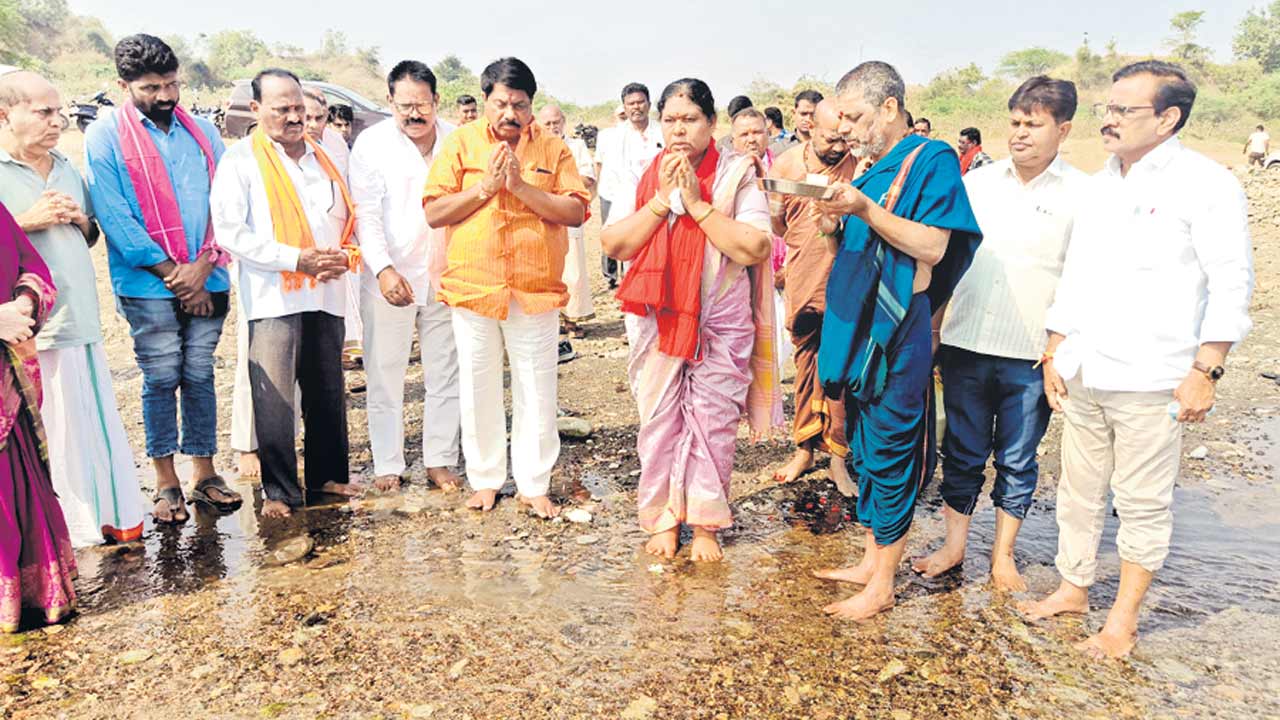 పుషరఘాట్లు ప్రారంభించిన ఎమ్మెల్యే