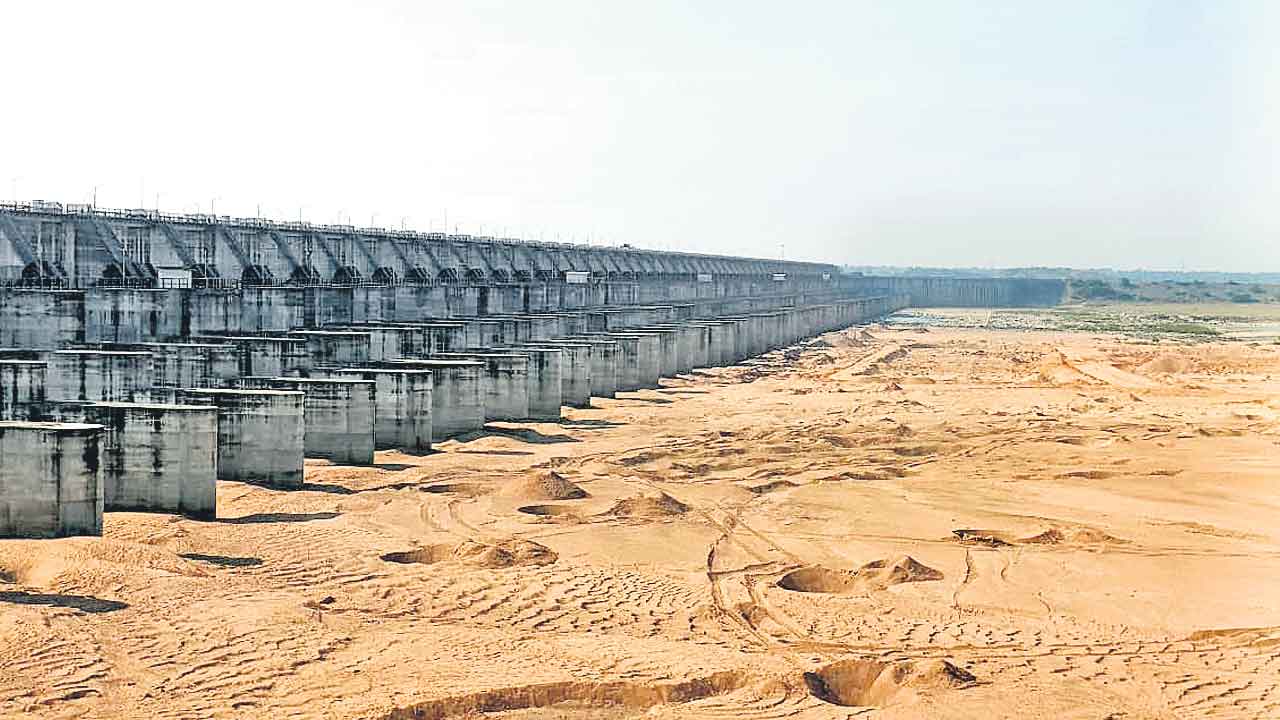 Annaram Barrage | నమస్తే తెలంగాణ ఎఫెక్ట్‌.. అన్నారంలో ఇసుక తవ్వకాలకు బ్రేక్‌..