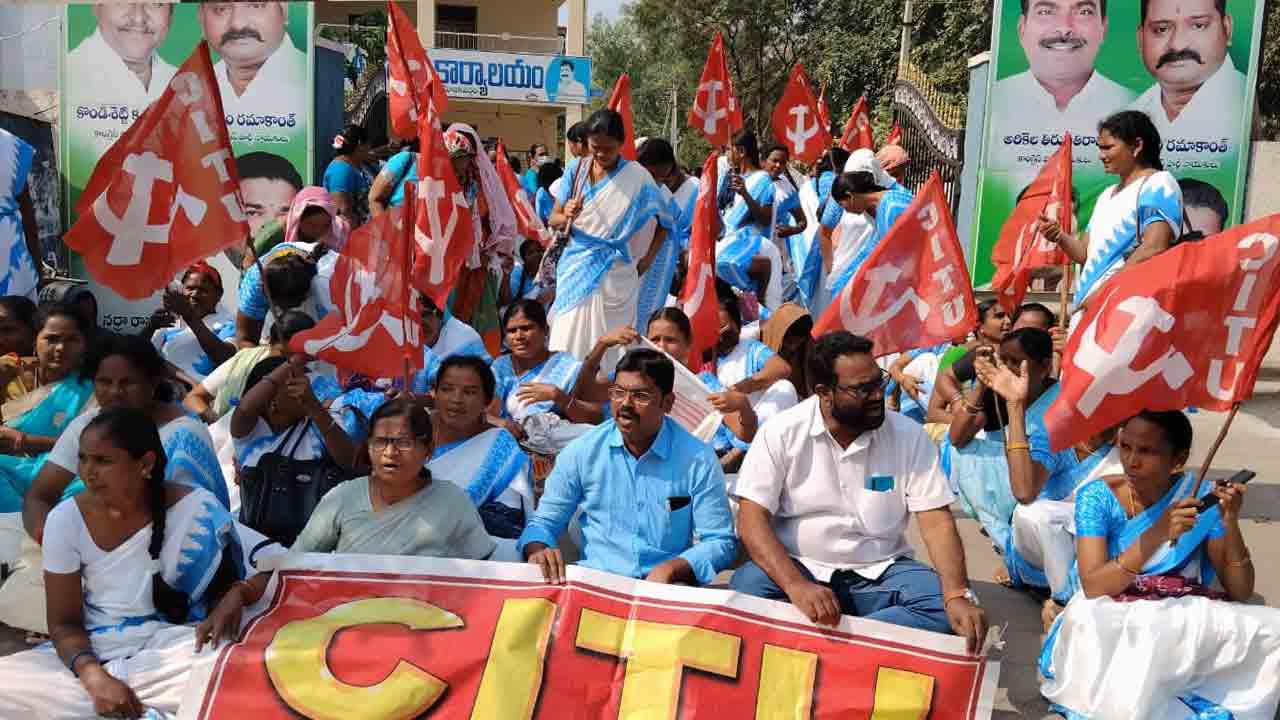 ఎమ్మెల్యేల క్యాంపు కార్యాలయాల ముట్టడి