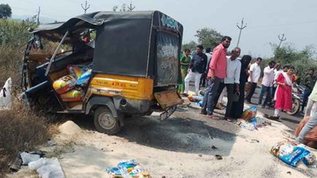 Road accident | ఆటోను ఢీ కొట్టిన ఆర్టీసీ బస్సు.. ఒకరి మృతి