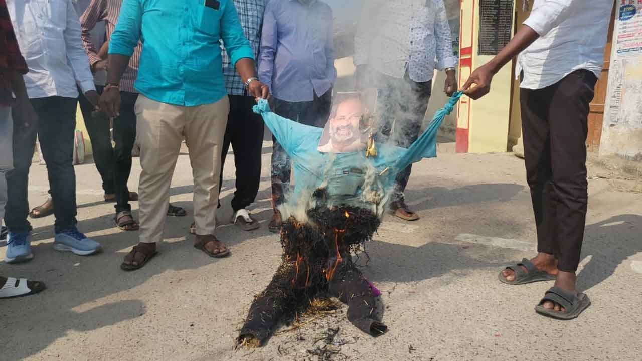 Gaddar | గద్దర్‌పై అనుచిత వ్యాఖ్యలు.. కేంద్ర మంత్రి బండి సంజయ్‌ దిష్టిబొమ్మ దగ్ధం