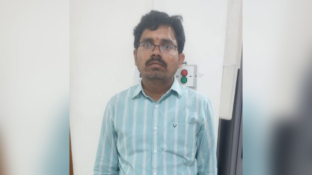 Telangana Secretariat | తెలంగాణ సెక్రటేరియట్‌లో నకిలీ ఉద్యోగి.. భారీగా డ‌బ్బు వ‌సూలు..!