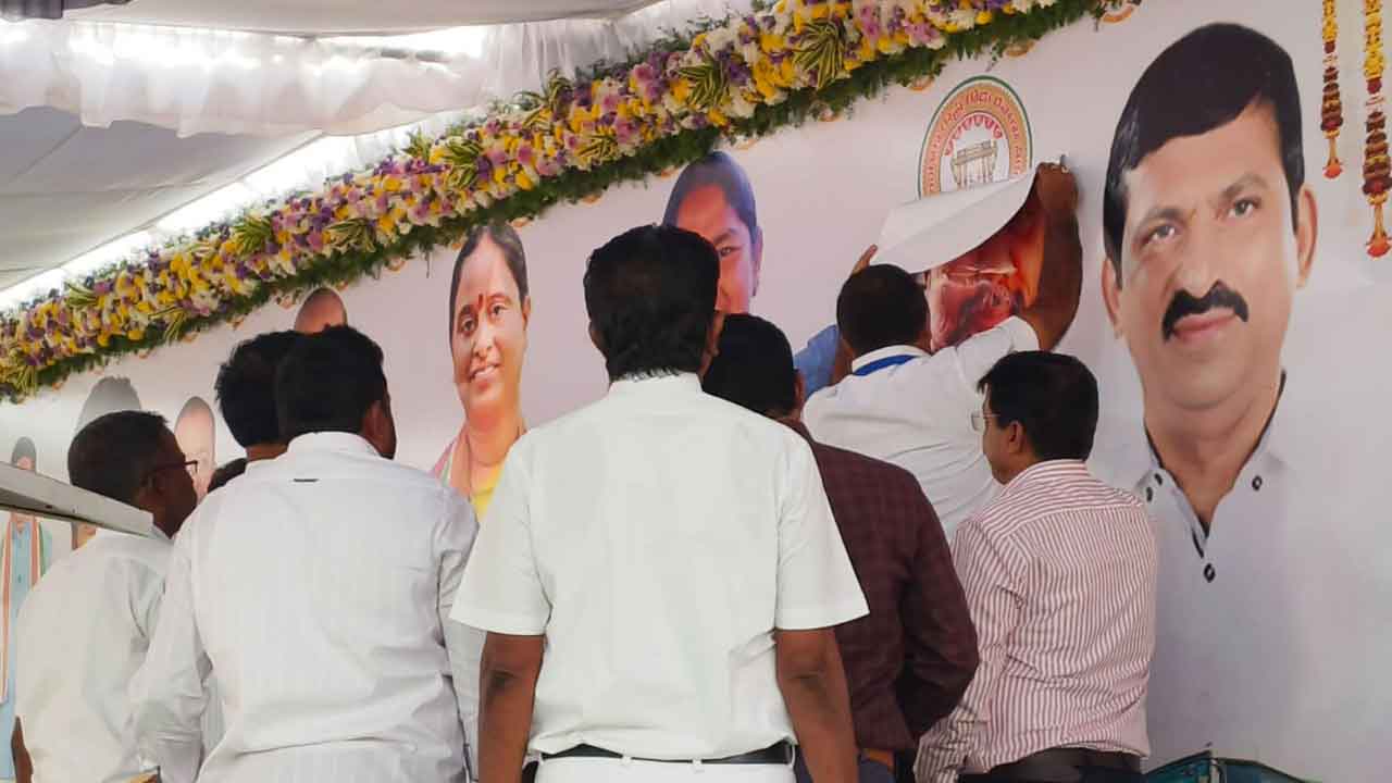 Deputy CM Bhatti | ఫ్లెక్సీలో డిప్యూటీ సీఎం భట్టి ఫొటో మిస్‌.. ఆలస్యంగా గుర్తించిన ఆర్టీసీ అధికారులు