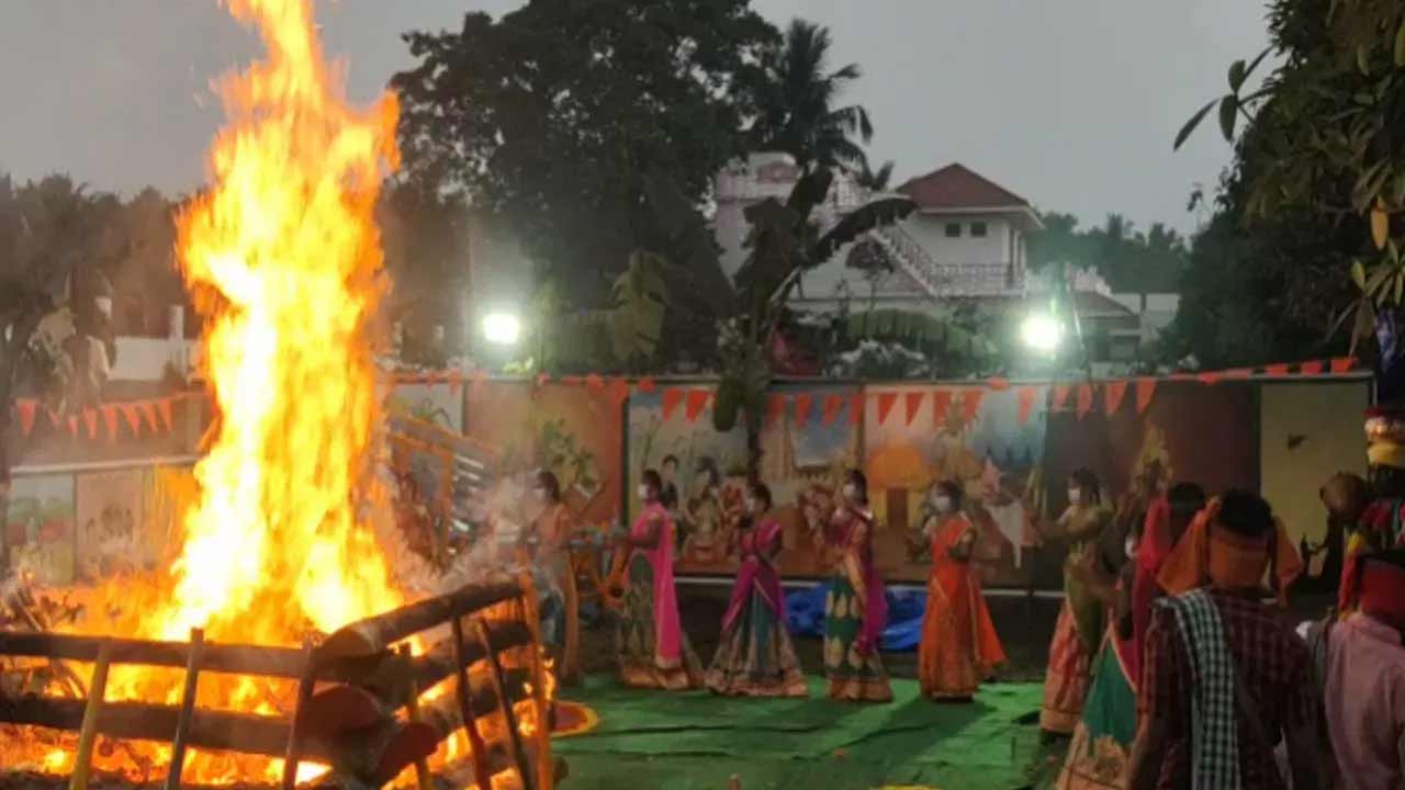 Bhogi Mantalu | భోగి మంటలు ఎందుకు వేస్తారు? దాని వెనుక ఉన్న సైంటిఫిక్‌ రీజన్‌ ఏంటనేది ఎప్పుడైనా ఆలోచించారా?