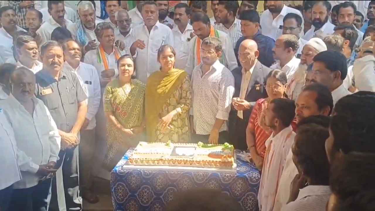 Yashaswini Reddy | బస్టాండ్‌లో కాంగ్రెస్ ఎమ్మెల్యే భర్త బర్త్‌డే వేడుకలు.. మండుటెండలో ప్రయాణికుల ఇబ్బందులు : వీడియో