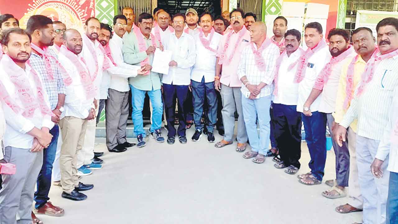 ప్రమాదకర ఫ్లెక్సీలు తొలగించాలి