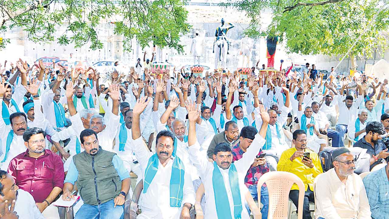 నమ్మించి మోసంజేసిండ్రు.. ఢోకా చేసిన కాంగ్రెస్‌ సర్కారుపై రైతు కన్నెర్ర