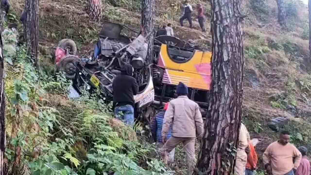 bus overturns | లోయలో పడిన బస్సు.. నలుగురు మృతి, 17 మందికి గాయాలు