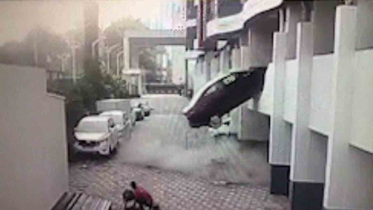 Watch: అపార్ట్‌మెంట్‌ పార్కింగ్‌ కాంప్లెక్స్‌ నుంచి పడిన కారు.. తర్వాత ఏం జరిగిందంటే?
