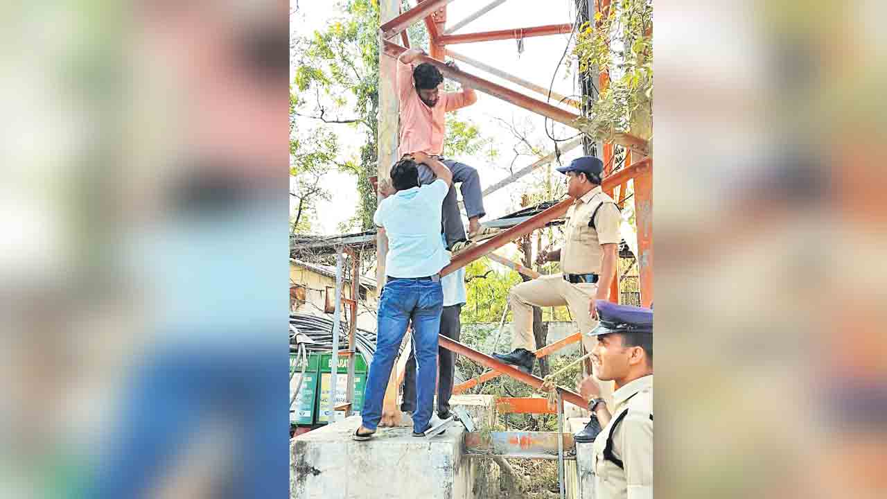 పేరు రాలేదని సెల్‌టవర్‌ ఎక్కి నిరసన