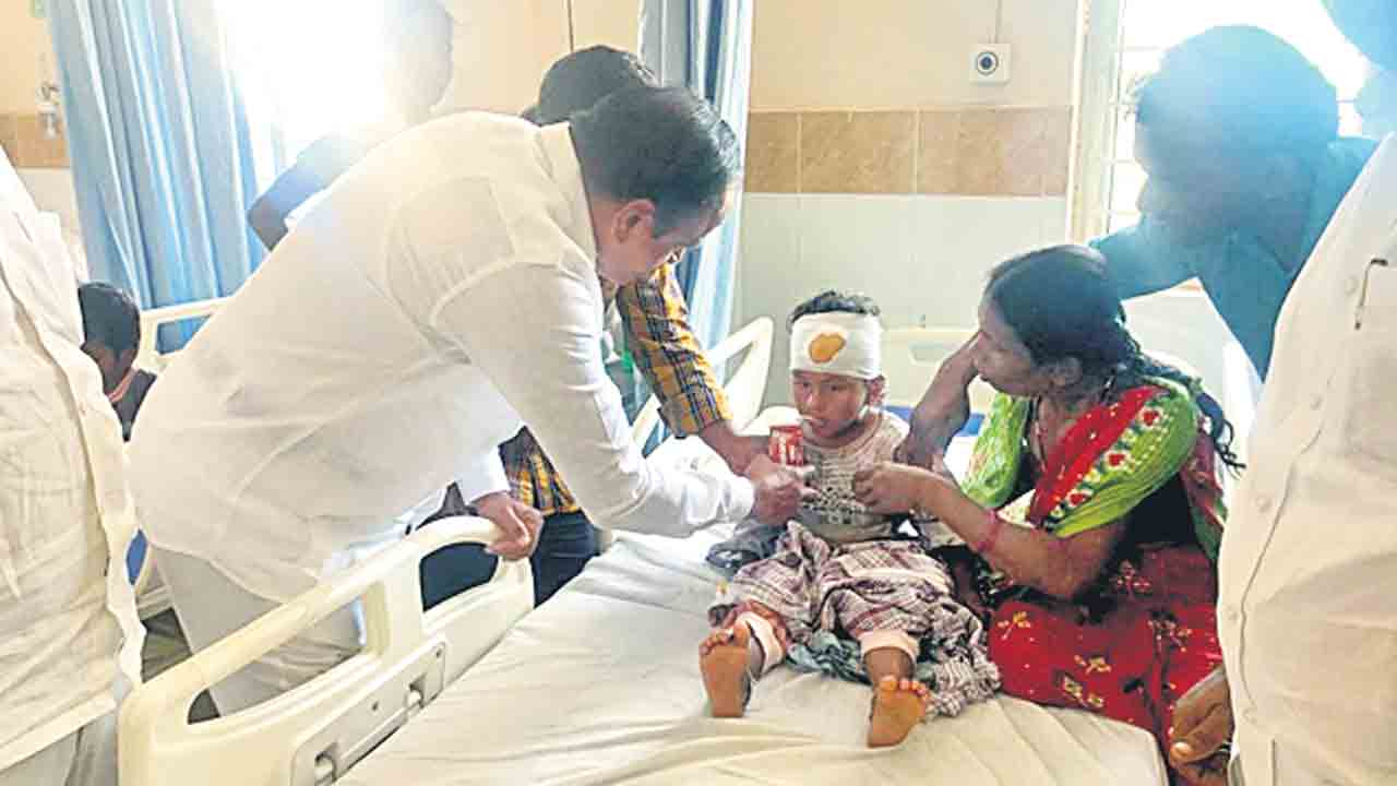 అంగన్‌వాడీ పైకప్పు పెచ్చులూడి ఆరుగురికి గాయాలు