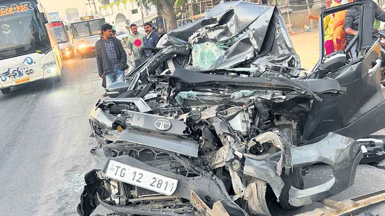 కారును వెనుక నుంచి ఢీకొన్న ట్రావెల్స్ బస్సు