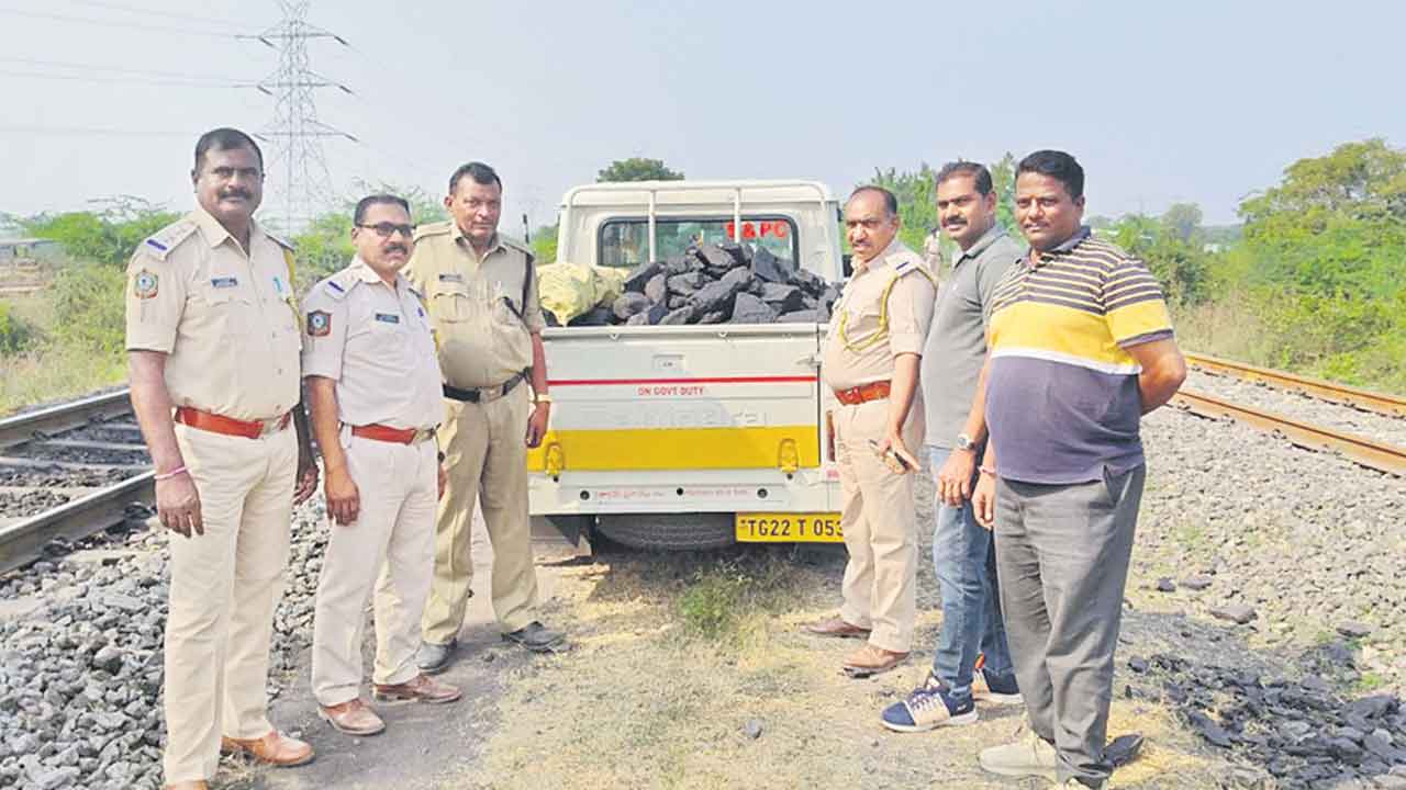 బొగ్గును దోచేస్తున్నరు