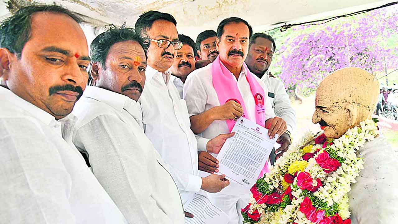 ఓ మహాత్మా సీఎం మనసు మార్చు.. 420 హామీలు అమలు చేసే బుద్ధి ప్రసాదించు