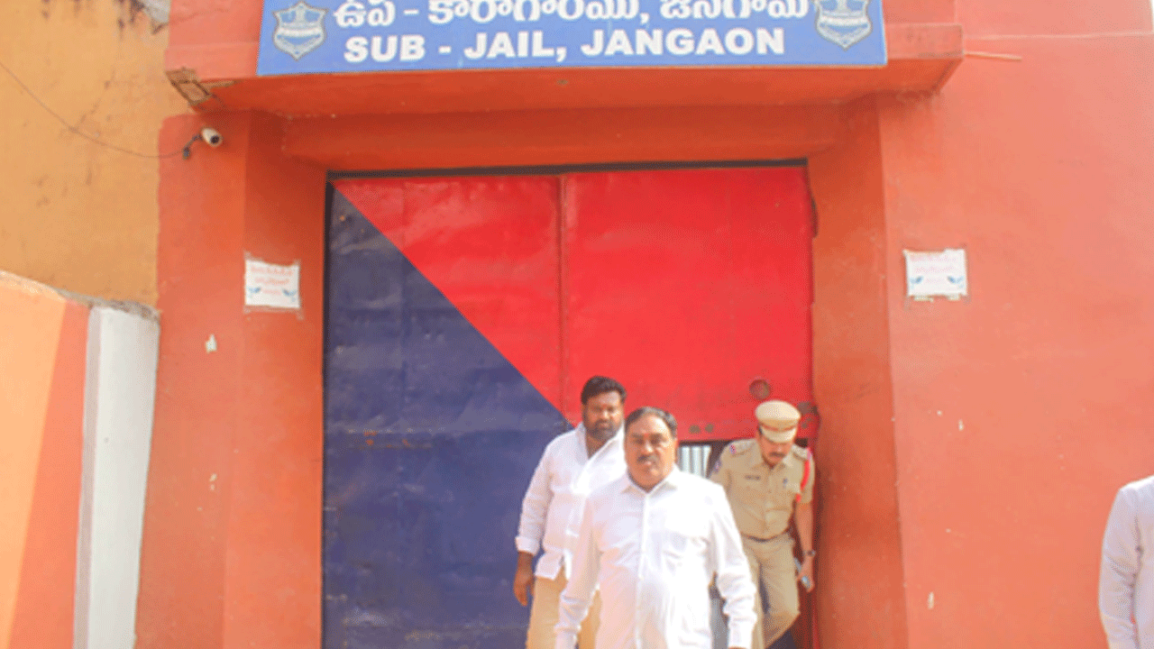 Ex-Minister Dayakar Rao: జ‌ర్న‌లిస్టు రాజ్‌కుమార్‌పై పెట్టిన అక్ర‌మ కేసును విత్‌డ్రా చేసుకోవాలి: మాజీ మంత్రి ఎర్ర‌బెల్లి డిమాండ్‌