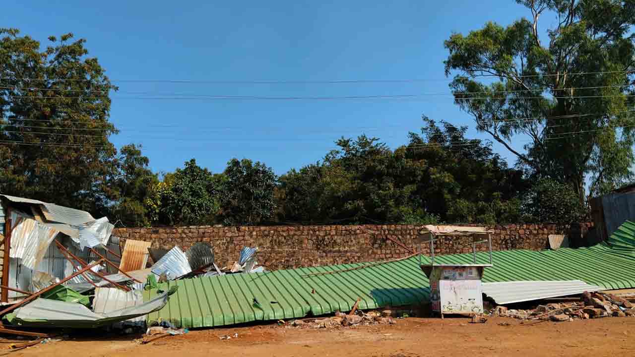 కూల్చిన దుకాణం నిర్మించేదెప్పుడు..?