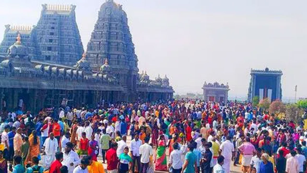 Temples | న్యూ ఇయ‌ర్ వేళ ఆల‌యాల‌కు పోటెత్తిన భ‌క్తులు