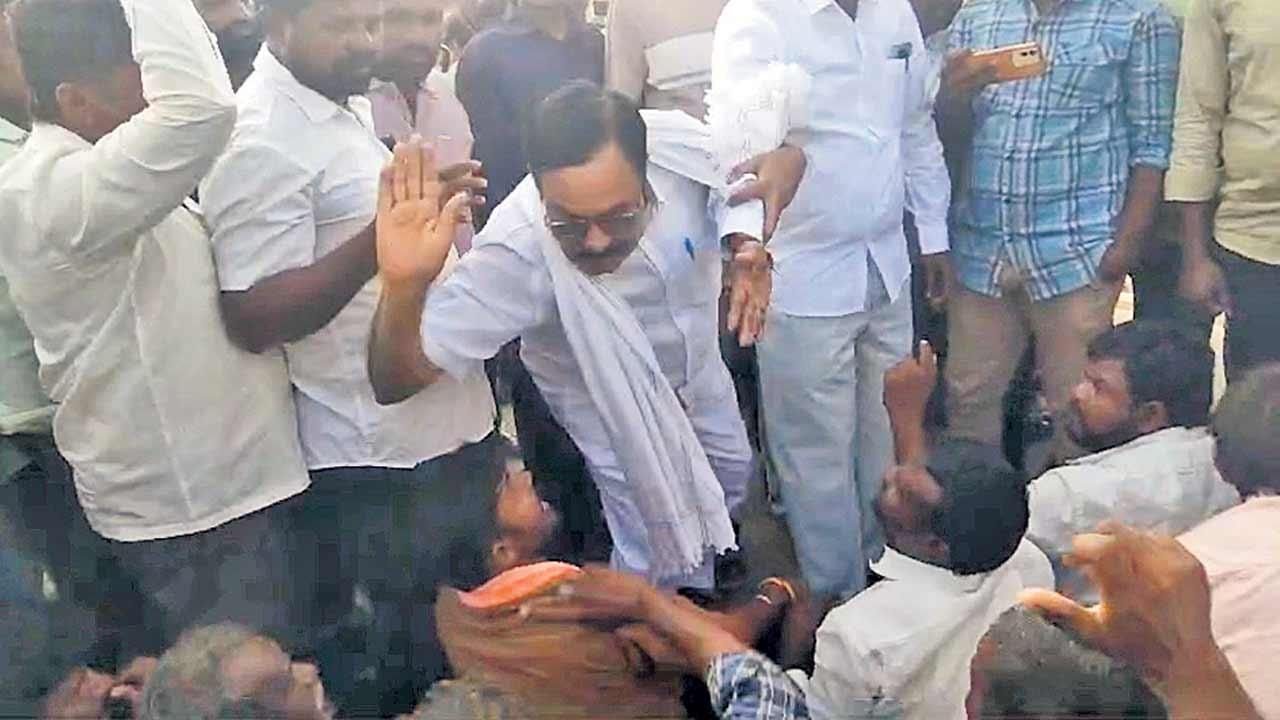 రైతులపై చెయ్యెత్తిన కాంగ్రెస్ నేత
