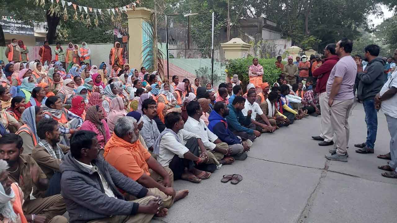 Nalkgonda | జీతాల కోసం నల్లగొండలో మున్సిపల్‌ వర్కర్స్‌ ధర్నా : వీడియో