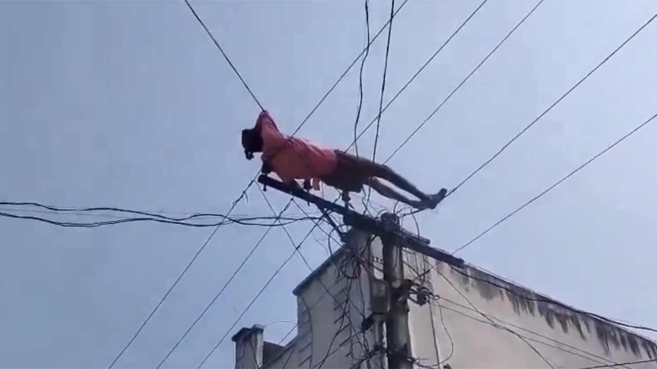 AP News | ఫుల్లుగా తాగి కరెంటు తీగలపై పడుకున్న మందుబాబు.. 31st దావత్‌ అంటే ఆ మాత్రం ఉండాల్సిందే!