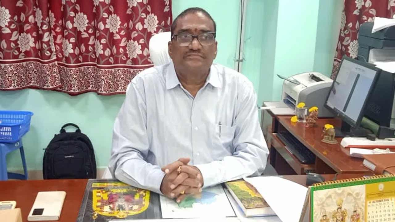 AP News | కోరిక తీర్చాలని ఇంటికెళ్లి మరీ మహిళా ఉద్యోగిని అడిగిన అధికారి.. ఆఫీసుకొచ్చి చితకబాదిన భర్త