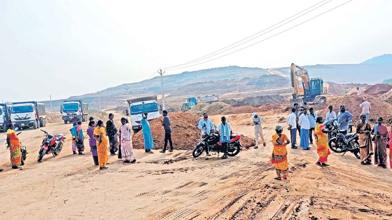 ప్రాజెక్టు పనులను అడ్డుకున్న నిర్వాసితులు