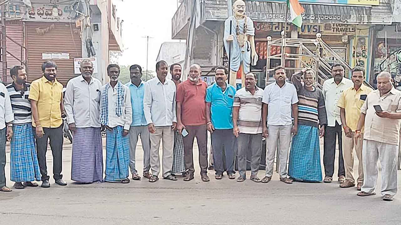 సాగు నీటికోసం రైతుల ఆందోళన