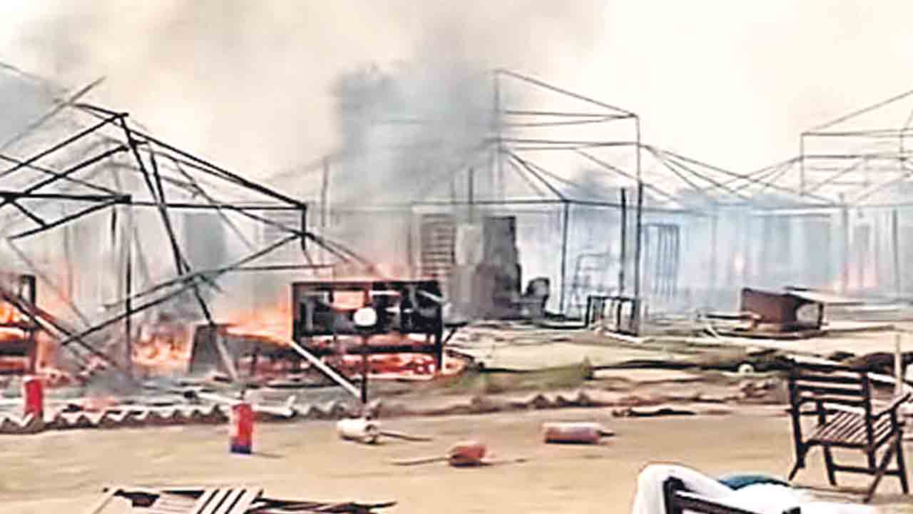 మహా కుంభమేళాలో మరో అగ్నిప్రమాదం దగ్ధమైన 12 టెంట్లు