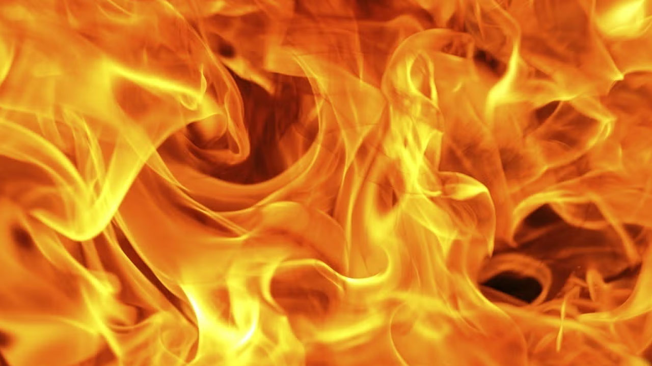 మంటల్లో చిక్కుకున్న వృద్ధురాలు.. కాపాడబోయి గాయపడ్డ యువకుడు